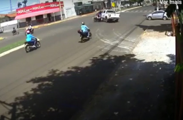 Vídeo mostra momento que Hilux passa sobre cabeça de motociclista; ASSISTA