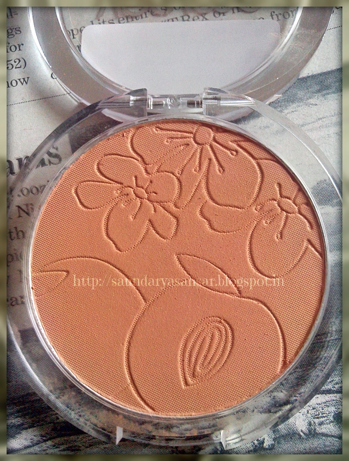 Beauty and Fashion obsessions Oriflame VERY ME Peach Me Perfect Powder Clear....Review