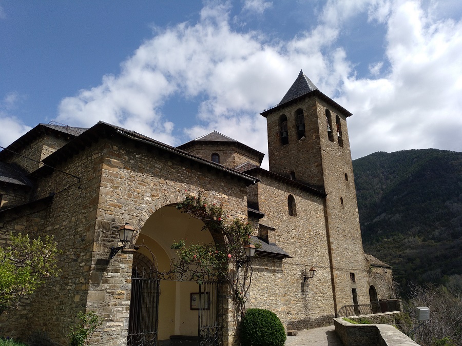 Iglesia de San Salvador en Torla, provincia de Huesca fin-semana-huesca-torla-iglesia