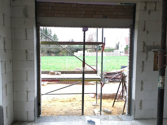 Hausbau Nadine, Max & Alex: Fenster-Stürze im EG fertig gemauert