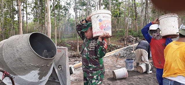 Kerja Bakti Pengecoran Jalan Sepanjang 200 Meter