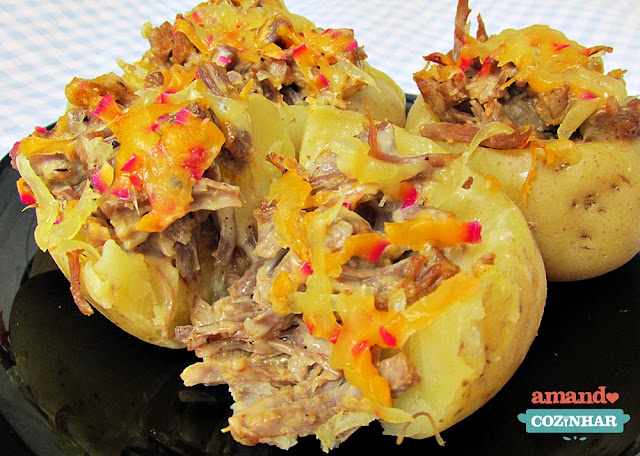 batatas recheadas com queijo e carne