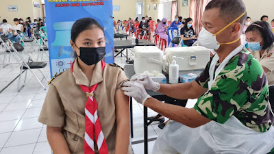 Milenial Antisias Ikut Vaksinasi di Lanud Sam Ratulangi Manado