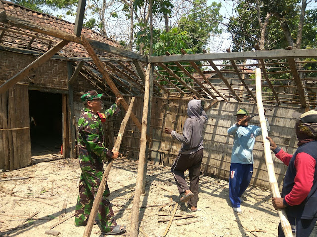 Tampak Kekompakan Saat Babinsa Ngrombo Gotong Royong Perbaiki Rumah Warga