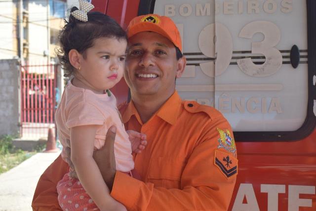 Cabo do CBM-AL recebe homenagem de pais que tiveram filha salva por ele 