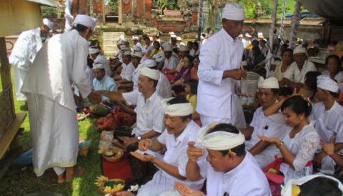 Bupati Artha Hadiri Piodalan di Pura Rangsasa