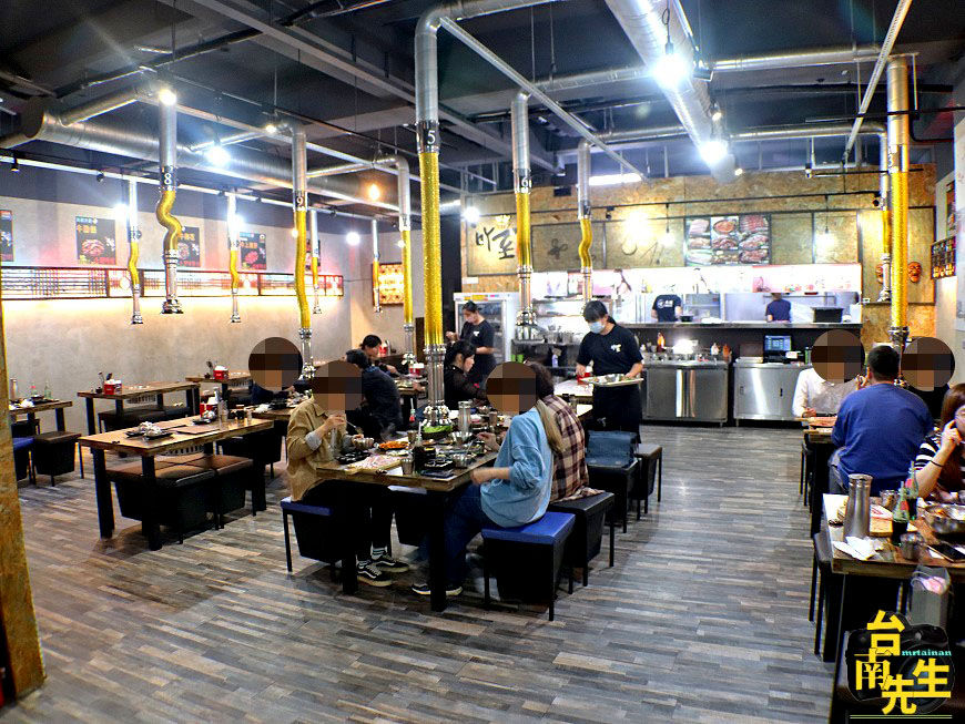 台南韓式烤肉/炭火燒烤就是特別香/韓國人開店口味正統道地/傳統韓國醬料/台灣溫體豬肉/免費招待小菜/不收服務費