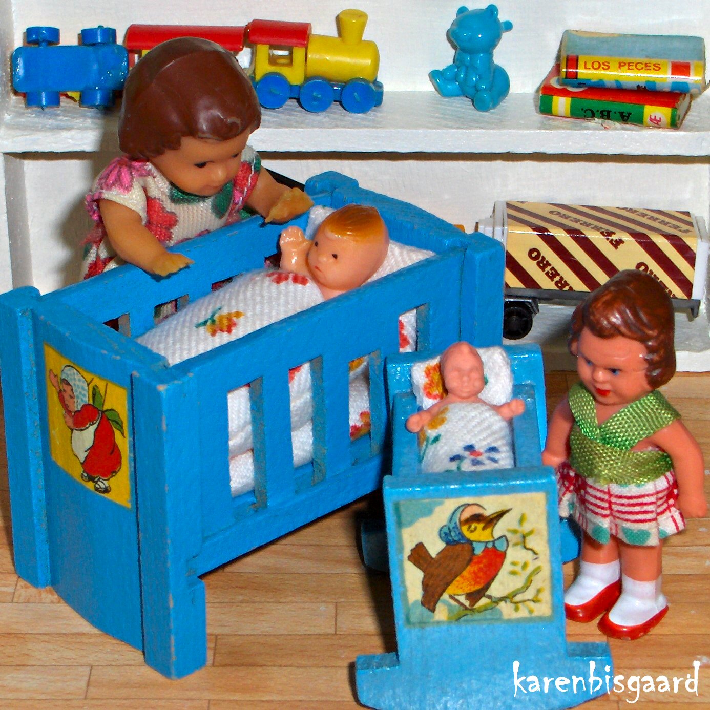 Karen`s Vintage Dolls Photography. Two blue DOL TOY vintage dollhouse