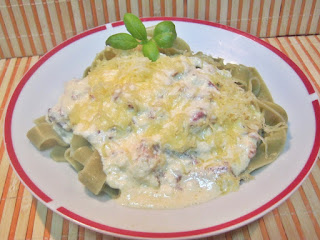 Tagliatelle cu spanac, cascaval si sunca