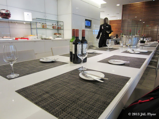 Japan Airlines Business Class Trip Report on JL061: Dining area inside oneworld Business Class lounge at LAX TBIT