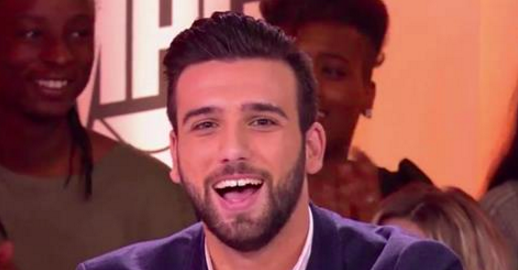 Aymeric sort avec la meilleure amie de caroline Receveur, et dévoile son VISAGE en direct