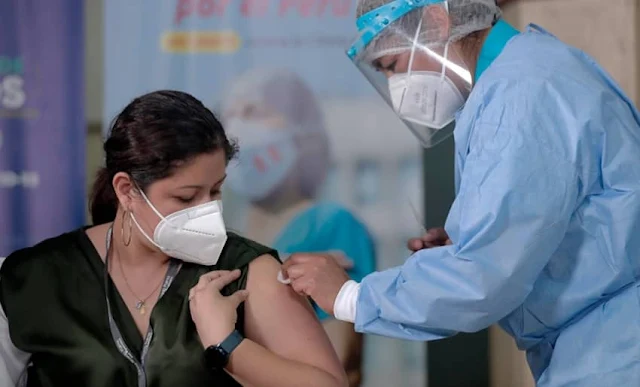 EsSalud finaliza primera etapa de vacunación a su personal
