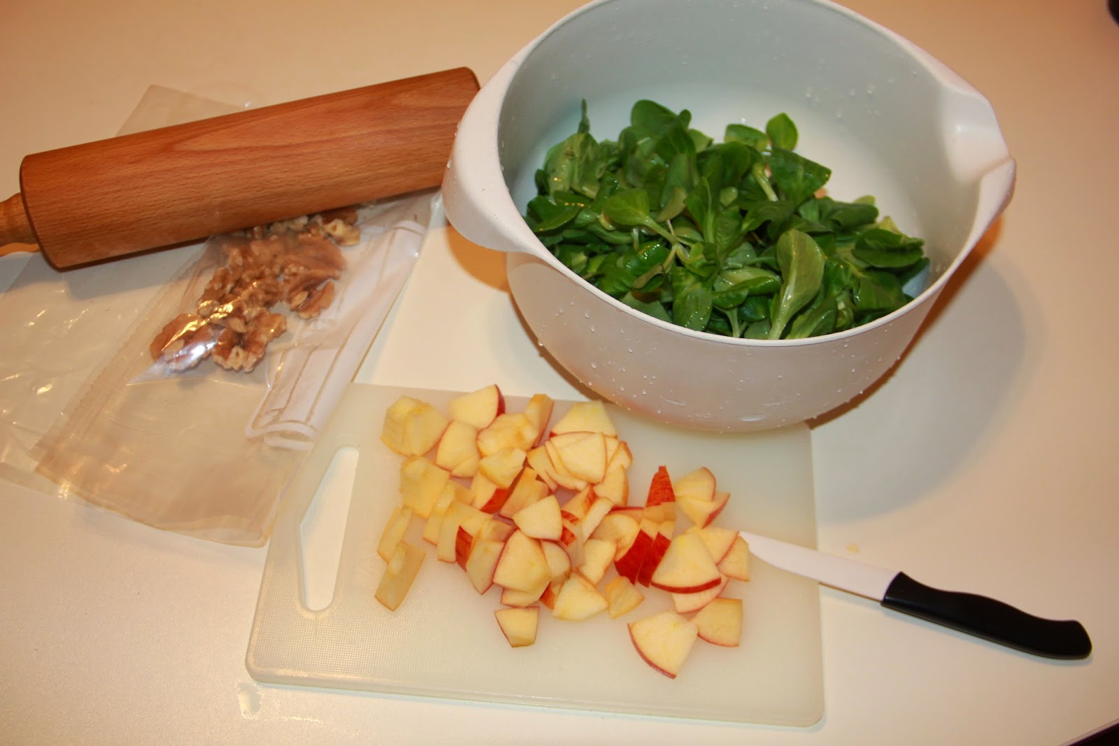 Feldsalat mit Äpfeln und Walnüssen / Полевой салат с яблоком и орехами ...