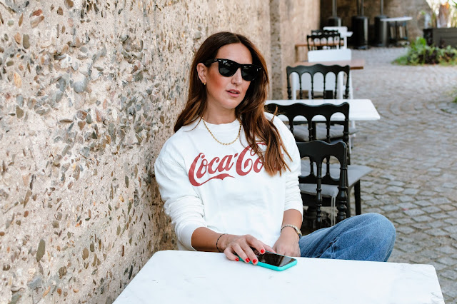 Fashion South con sudadera de Coca Cola de Zara y gafas Rayban Wayfarer