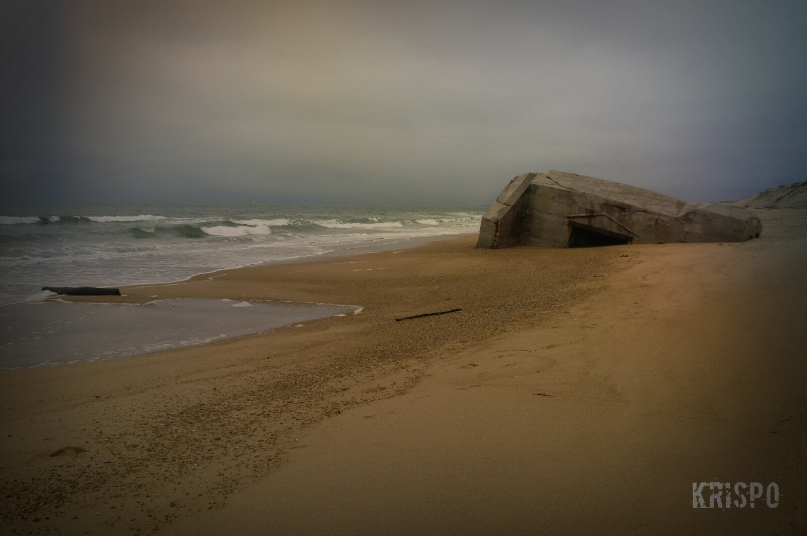 bunker de segunda guerra mundial a orillas del mar en las landas
