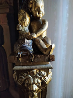 Pedestal de Madera Antiguo. Iluminado