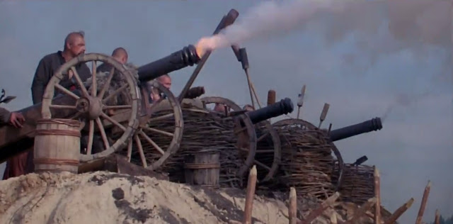 Казацкая артиллерия ведёт огонь по укреплениям Збаража. Кадр из фильма Ежи Гофмана «Огнём и мечом»