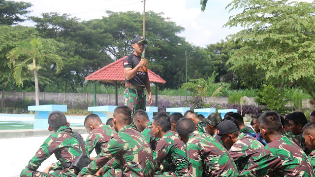 PRAJURIT YONIF RAIDER 514 KOSTRAD  ASAH KEMAMPUAN DENGAN LATIHAN RENANG MILITER DASAR