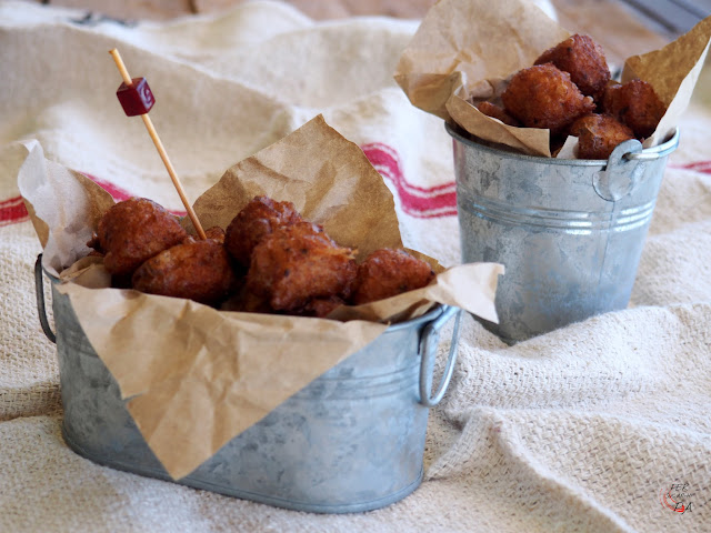 Buñuelos con masa de bacalao y morcilla de cebolla, presentados en dos cocciones, la tradicional fritura y la más ligera al horno 