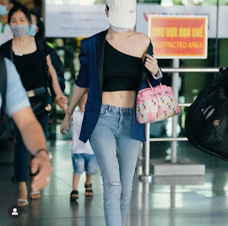 Ngọc Trinh nổi bật tại sân bay với kiểu áo lệch vai chằng chịt dây Ngọc Trinh nổi bật tại sân bay với kiểu áo lệch vai chằng chịt dây