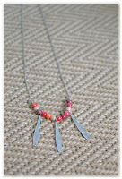 collier ethnique argenté et rouge