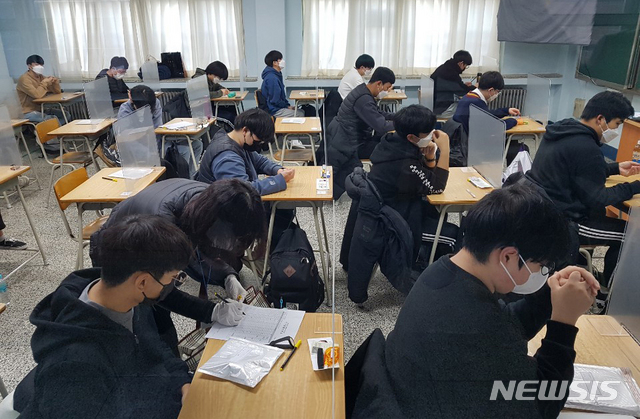 Beginilah Harunya Situasi Para Pejuang CSAT Korea Selatan di Tengah Pandemi COVID-19 12 NISI20201203 0016947005 web 20201203091926 20201203104927030