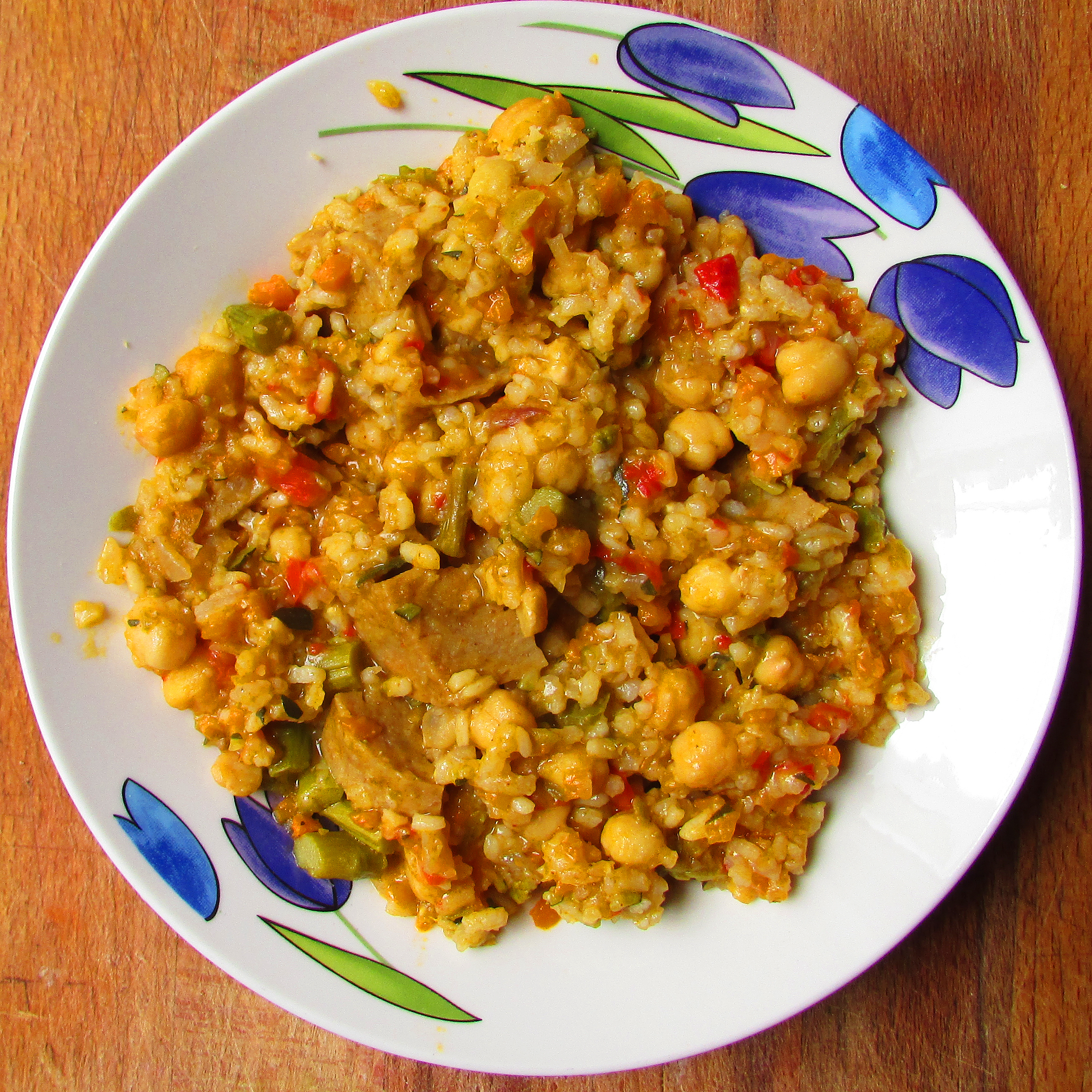 Arroz cremoso con seitán, verduras y garbanzos al curry, plato vegano