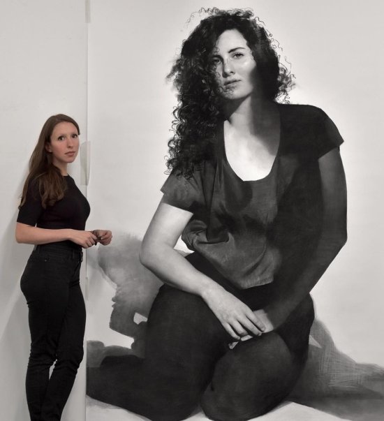 Clio Newton arte pinturas a óleo desenhos carvão hiper-realistas retratos mulheres