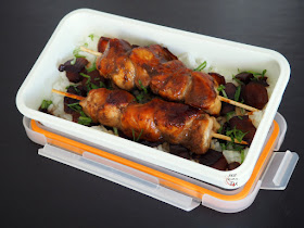 Brochetas de pollo a la plancha marinadas con salsa teriyaki, un básico de la cocina japonesa
