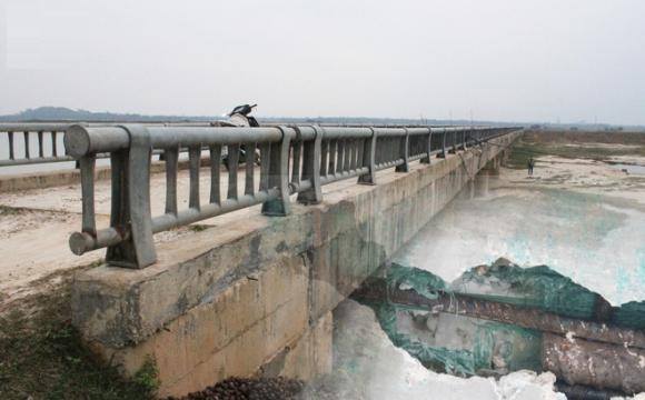 Tấm xốp “khổng lồ” lộ ra khỏi lớp bê tông mỏng của cây cầu hơn 7 tỷ đồng ở Hà Tĩnh