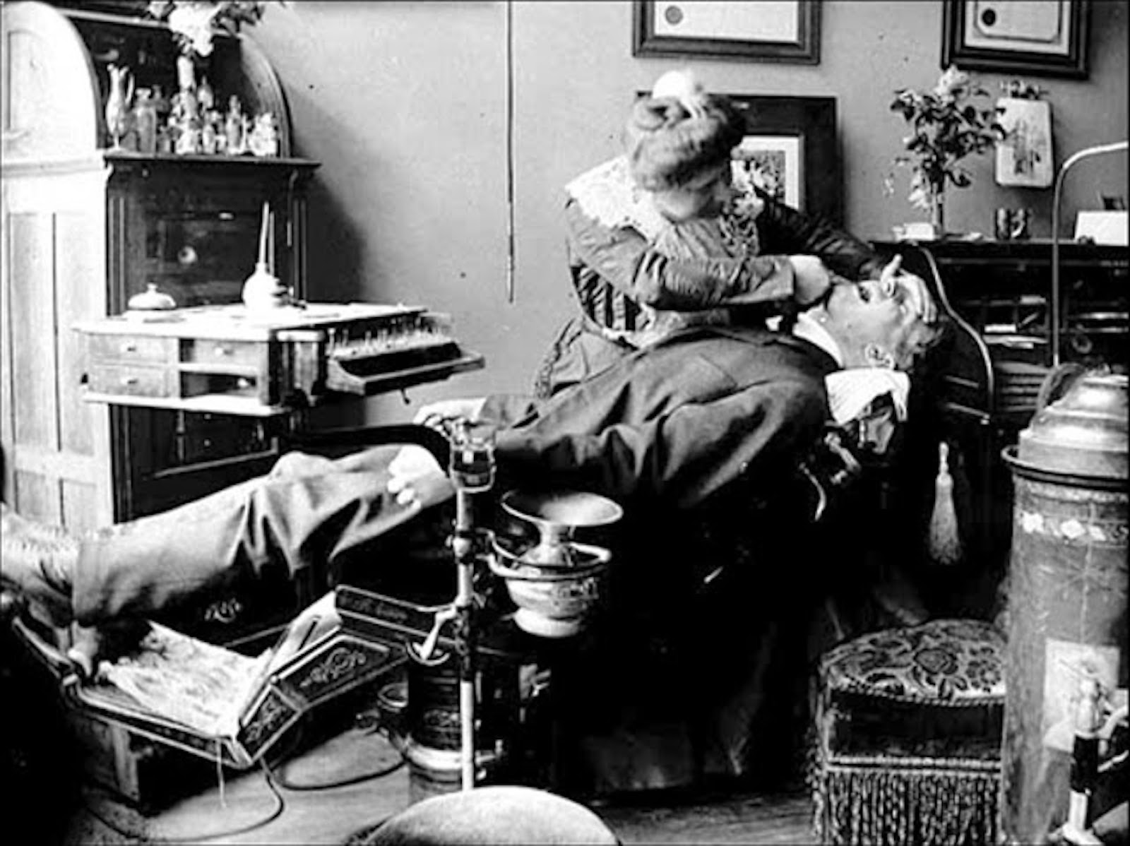 Стоматология в начале 20 века. Как раньше удаляли зубы. Как раньше удаляли зубы. Стоматология ссср бормашина. Стоматология в средние века.