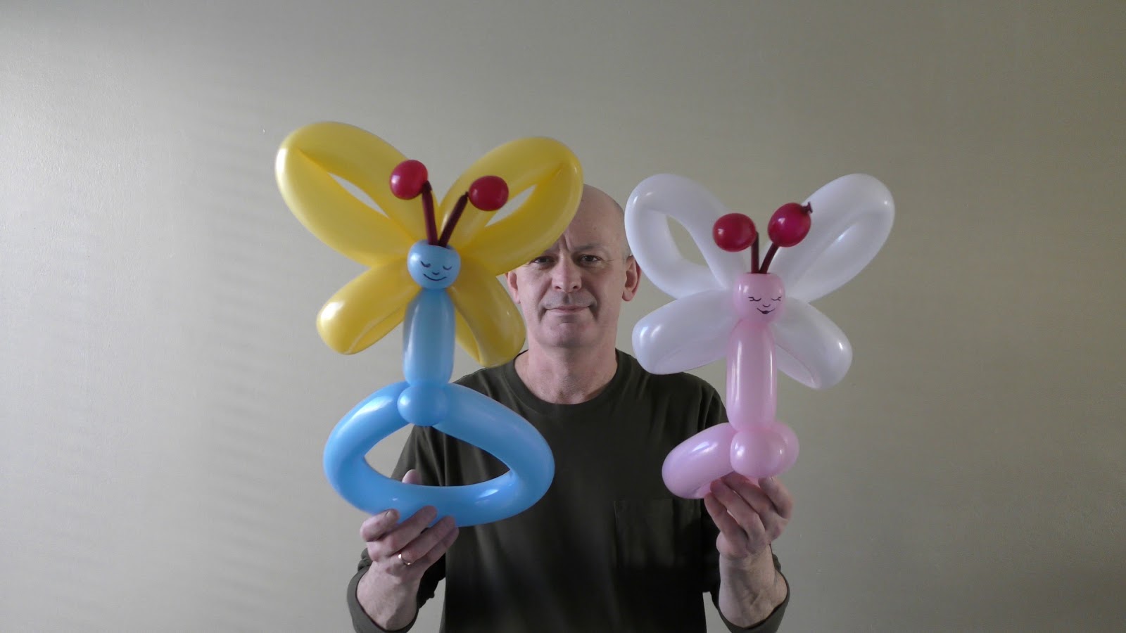 Balloon animals twisting instructions Butterfly of balloons