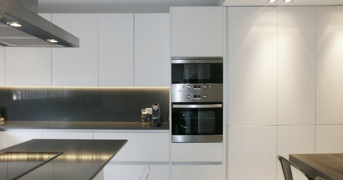 Encantadora cocina blanca independiente, con isla y office - Cocinas