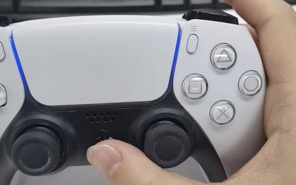 بالصور يد تحكم DualSense لجهاز PS5 تحت التجربة الفعلية و الكشف عن تفاصيل البطارية 