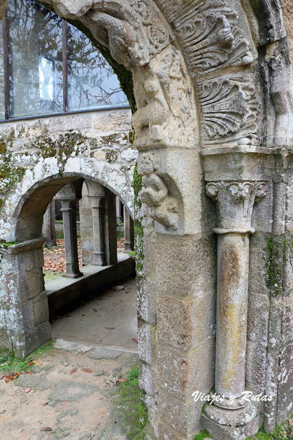 Detalle de la portada de acceso al monasterio de Sta Cristina