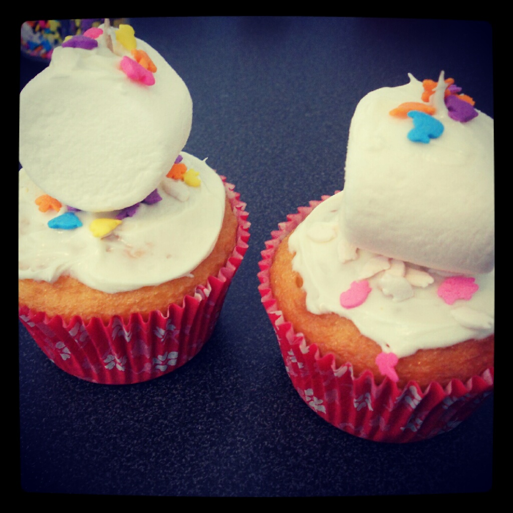 Everything Glamz! Cupcakes with Marshmallow on Top!