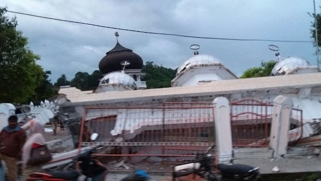 Foto-Foto Kondisi Pasca Gempa 6,4 SR di Aceh Foto-Foto Kondisi Pasca Gempa 6,4 SR di Aceh