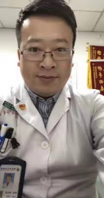 बीमारी से पहले, ली वेनलियानग ने ओवरटाइम के कारण अपनी पत्नी के साथ एक वीडियो चैट की थी। Photo courtesy of interviewees
