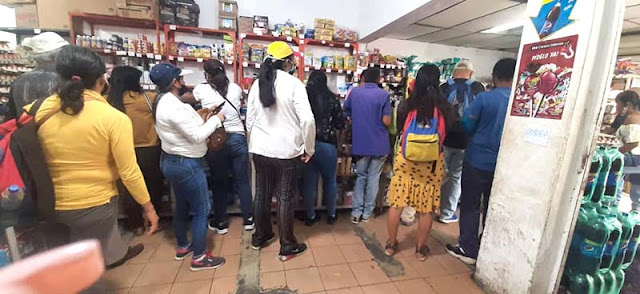 CAROREÑOS ABARROTAN NEGOCIOS A UN DÍA DE LA RECONVERSIÓN MONETARIA CAROREÑOS ABARROTAN NEGOCIOS A UN DÍA DE LA RECONVERSIÓN MONETARIA
