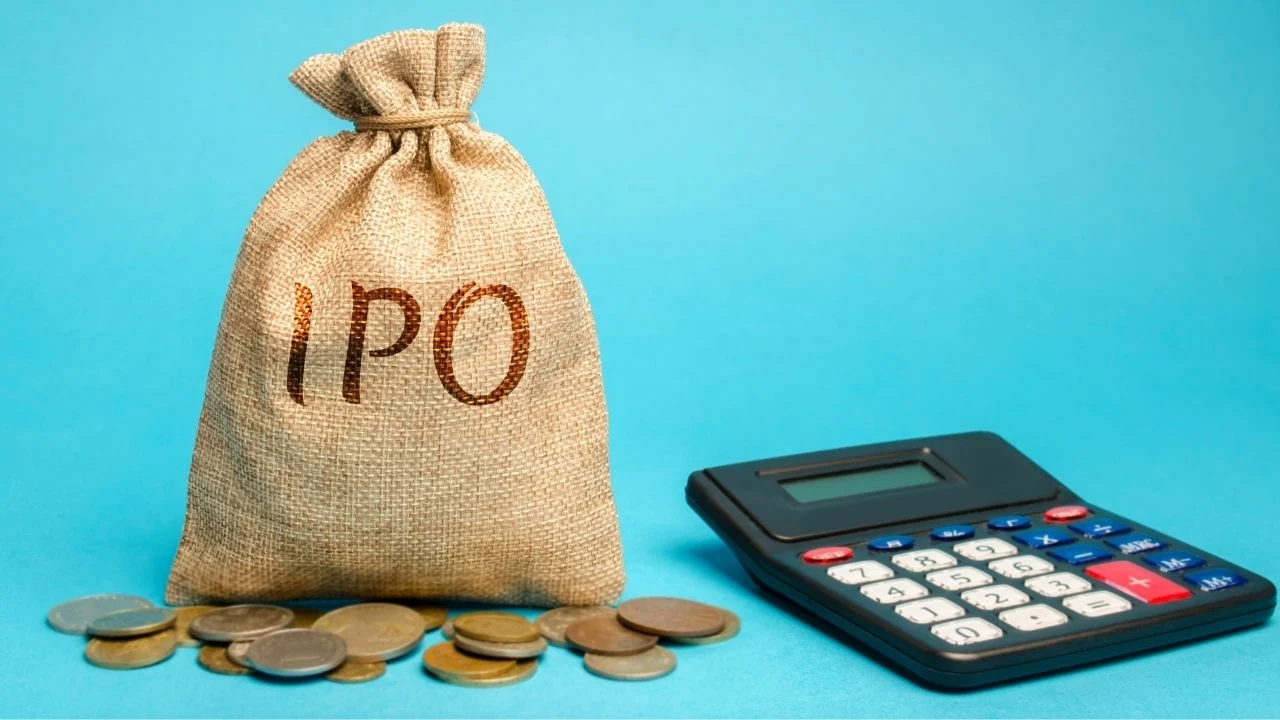 Money bag with the word IPO (Initial Public Offering: stock market launch) and a calculator.