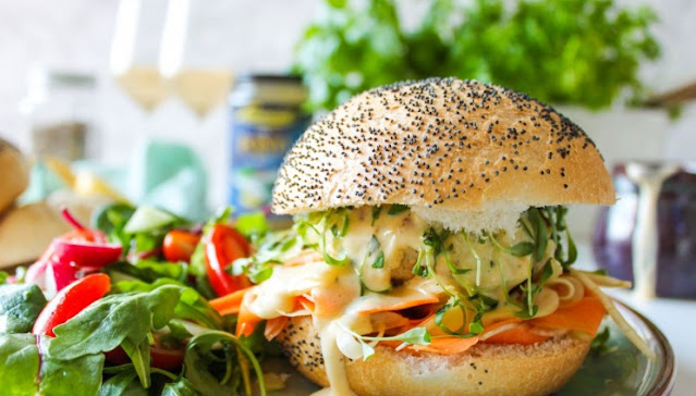 Burgers de poisson, béarnaise et salade de carotte et fenouil