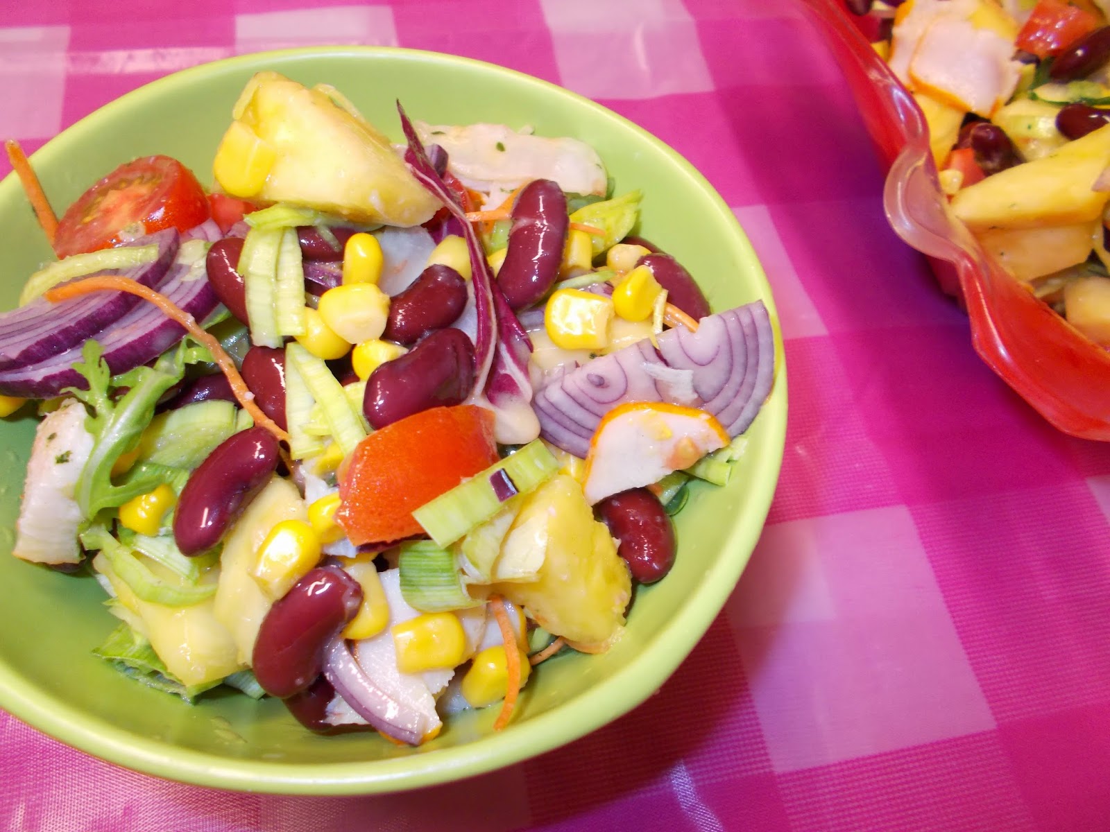 Salata cu piept de pui afumat si ananas