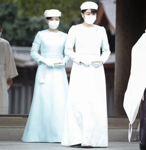 Princess Mako and Princess Kako visited Meiji Jingu shrine. Emperor Meiji and Empress Dowager Shoken. The Princess wore a light blue long dress