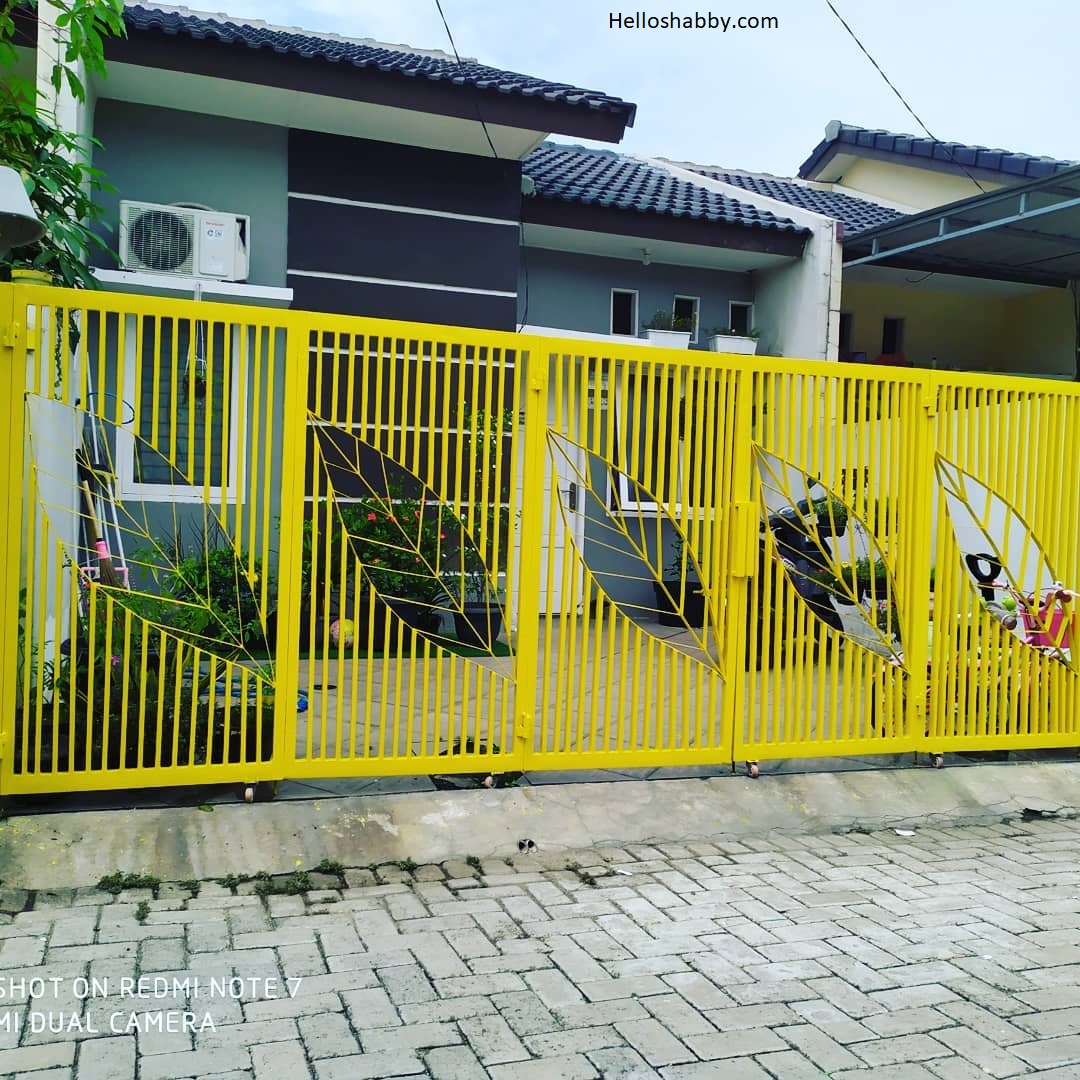 pagar besi warna kuning - Sue Clarkson