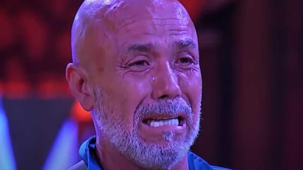 Polémico conductor de 'Guerra de Chistes' se ahoga en llanto y suplica perdón de rodillas, al aire en Televisa