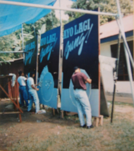 Proses pengerjaan Billboard Reklame Minuman oleh anggota BS.YAMUYAKA tahun 1991 di Amahusu   (Dari kiri; Mansyur Ulu, Nano, Mahdi)