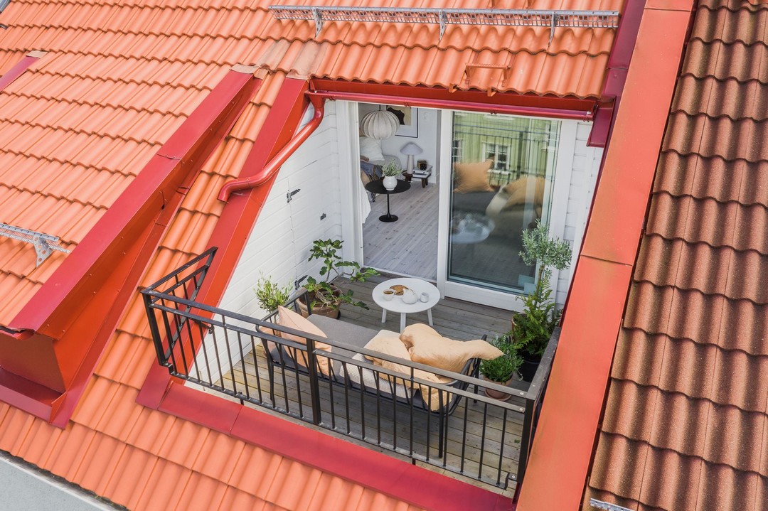 Le look jupe en jean et baskets : mon combo vestimentaire préféré pour une vision effortless chic 2024 qui se fait remarquer