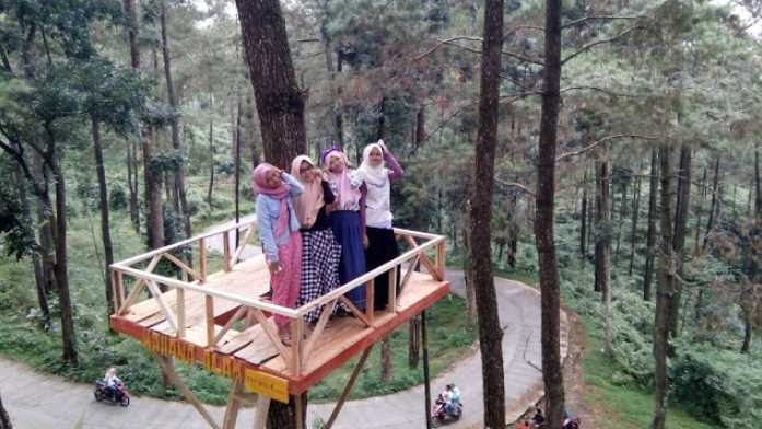 Menikmati keindahan alam di Sikembang Park Batang