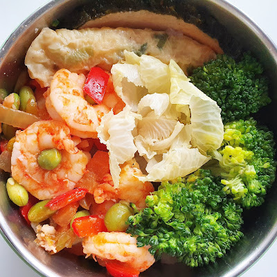今日午餐：蝦、花椰菜、高麗菜、蝦捲、素肉，2021.01.05