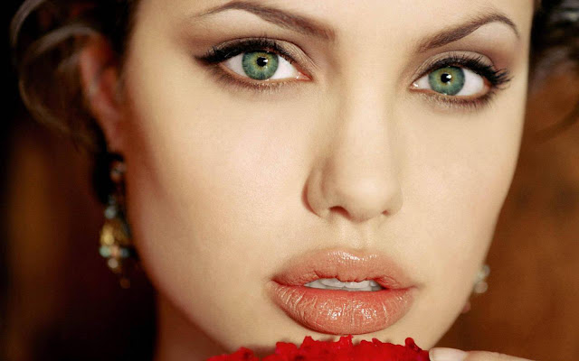 Angelina-Jolie-And-His-Sexy-Eyes-Photos